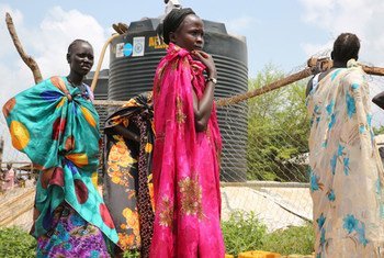 نساء نزحن بسبب القتال في جوبا، جنوب السودان، يملأن المياه التي وفرتها اليونيسف. المصدر: اليونيسف / UN025202 / إيروين