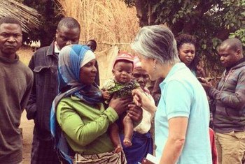 Deputy Humanitarian Chief Kang (right foreground) visiting Malawi, a country where 6.5 million people – nearly 40% of the population – won’t be able to get enough food this year, because of the effects of El Niño.