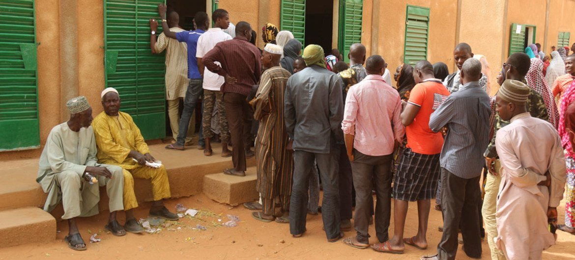 Voters line up at a polling station during the 21 February 2016 general elections in Niger.