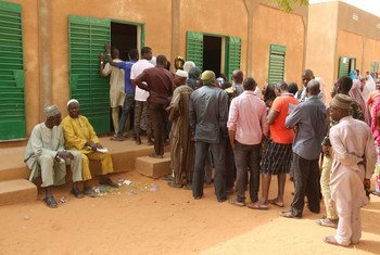 Voters line up at a polling station during the 21 February 2016 general elections in Niger.
