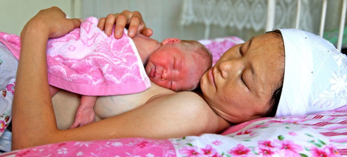 乌兹别克斯坦一名妇女抱着她刚刚出生的孩子。儿基会图 /Giacomo Pirozzi