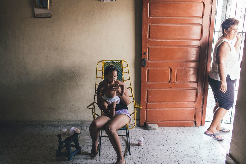 Mama na binti yake huko Barranquilla, Colombia. Mamlaka za kitaifa zinapita nyumba kwa nyumba ili kudhibiti mbu wanaoweza kubeba Zika, Dengue na Chikungunya. 