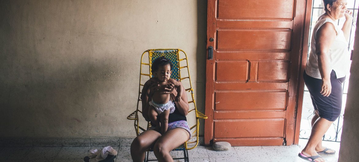 Una madre y su hija en Barranquilla, Colombia. Las autoridades nacionales van de puerta en puerta para controlar los mosquitos que pueden transmitir el Zika, el Dengue y el Chikungunya.