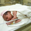 一名新生儿在加纳一所医院中接受由儿基会支援的照料服务。