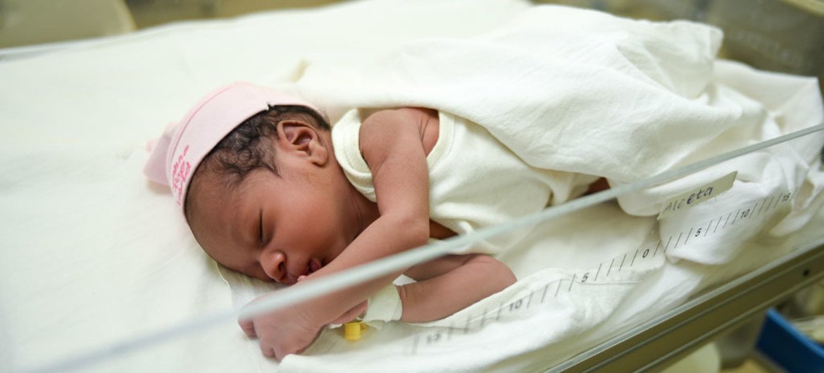 一名新生儿在加纳一所医院中接受由儿基会支援的照料服务。
