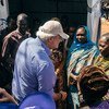 منسق الأمم المتحدة للإغاثة في حالات الطوارئ، ستيفن اوبراين يلتقي نساء نزحن بسبب القتال الأخير في واو، جنوب السودان. المصدر: المنظمة الدولية للهجرة / محمد