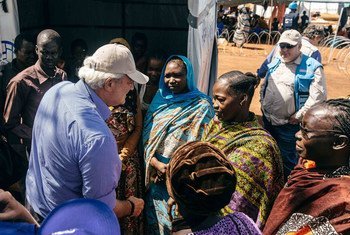 Le chef de l'humanitaire de l'ONU, Stephen O'Brien, rencontre des femmes déplacées à Wau, au Soudan du Sud. Photo OIM/Mohammed