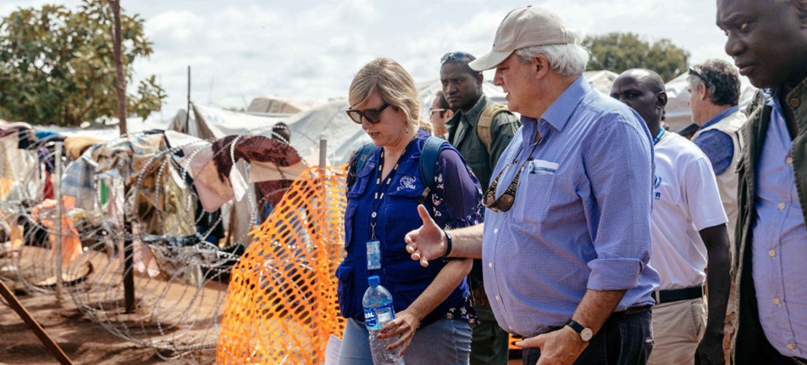 负责人道主义事务的副秘书长兼联合国紧急救济协调员奥布赖恩2016年8月视察南苏丹因最近再次爆发的冲突而导致的流离失所问题。国际移徙组织图片/Mohammed