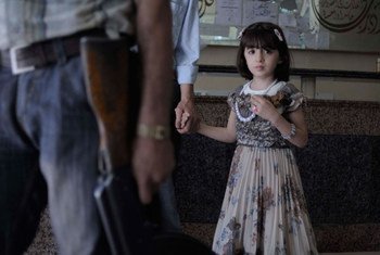 من الأرشيف: طفلة تنتظر الفحص الطبي في مستشفى دار الشفاء في حلب، سوريا. المصدر: اليونيسف/ اليسيو رومنزي