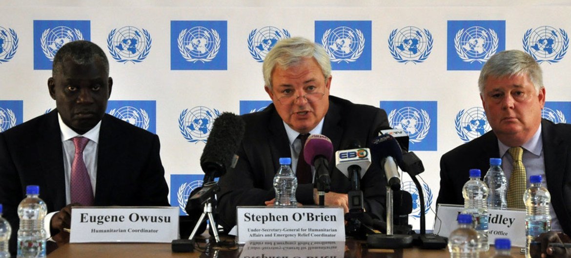 Emergency Relief Coordinator, Stephen O’Brien (centre), briefs the media in Juba at the end of his three-day mission to South Sudan.