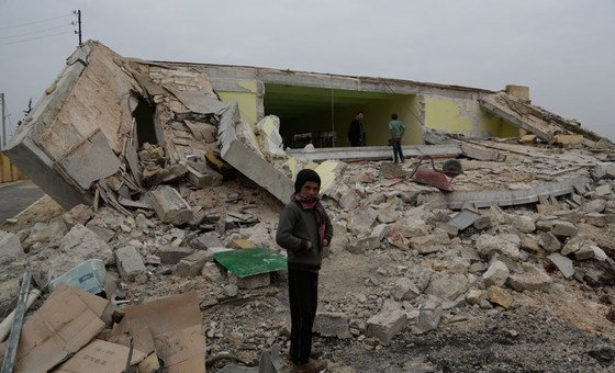 На развалинах школы после бомбардировки в окрестностях Алеппо, Сирия 