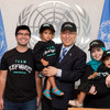 Пан  Ги Мун   с  юными членами  глобального  клуба болельщиков команды  беженцев. Фото   ООН/Рик Баджорнас