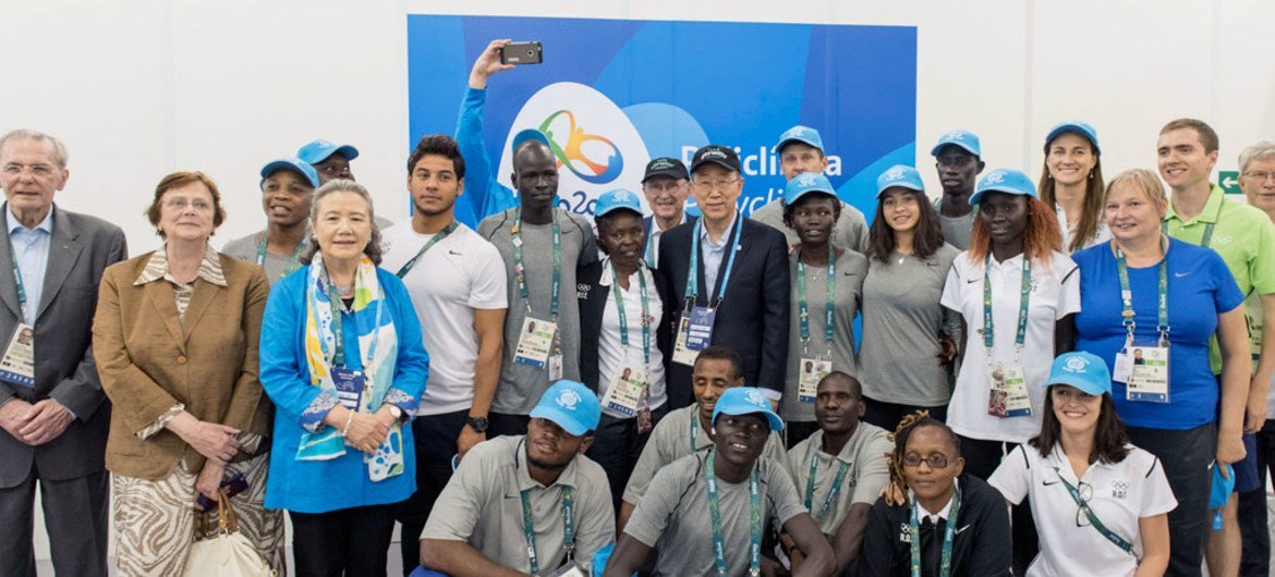 Le Secrétaire général Ban Ki-moon (centre) rencontre l’équipe olympique de réfugiés au village olympique au Brésil.