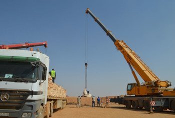 Using cranes, WFP delivered 650 metric tons of aid to stranded Syrians across the Jordanian border.