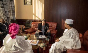 Le chef de la MINUSMA, Mahamat Saleh Annadif, reçoit le Sous-Secrétaire général de l’ONU pour l’appui à la consolidation de la paix, Oscar Fernandez-Taranco, lors d’une visite au Mali. Photo : MINUSMA