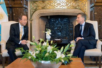 Le Secrétaire général Ban Ki-moon (à gauche) avec le Président argentin, Mauricio Macri, à Buenos Aires. Photo ONU/Mark Garten
