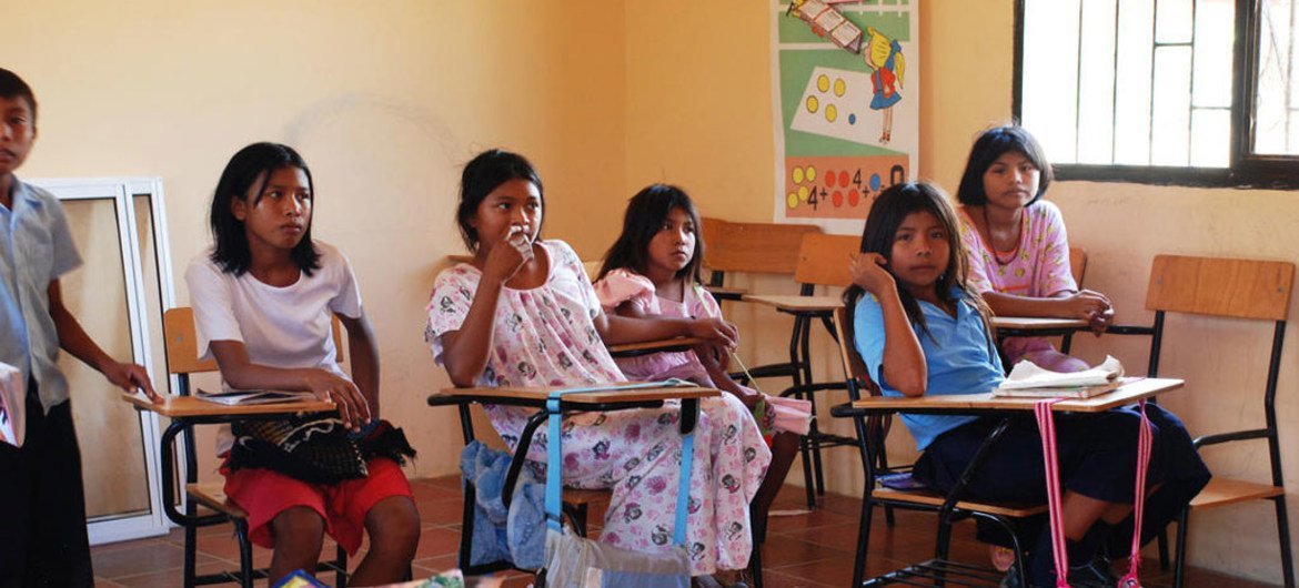 哥伦比亚的土著儿童在上学。联合国图片/Gill Fickling