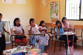 哥伦比亚的土著儿童在上学。联合国图片/Gill Fickling