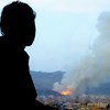 تظهر هذه الصورة أمل وهي تشاهد تعرض منزلها  للقصف الجوي في صنعاء، اليمن، في أبريل 2015. المصدر: اليونيسف / أحمد جحف