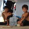 طفلان مشردان في خيمة مؤقتة على الطريق السريع في الجزء الغربي من مدينة حلب، سوريا. المصدر: اليونيسف / خضر العيسى
