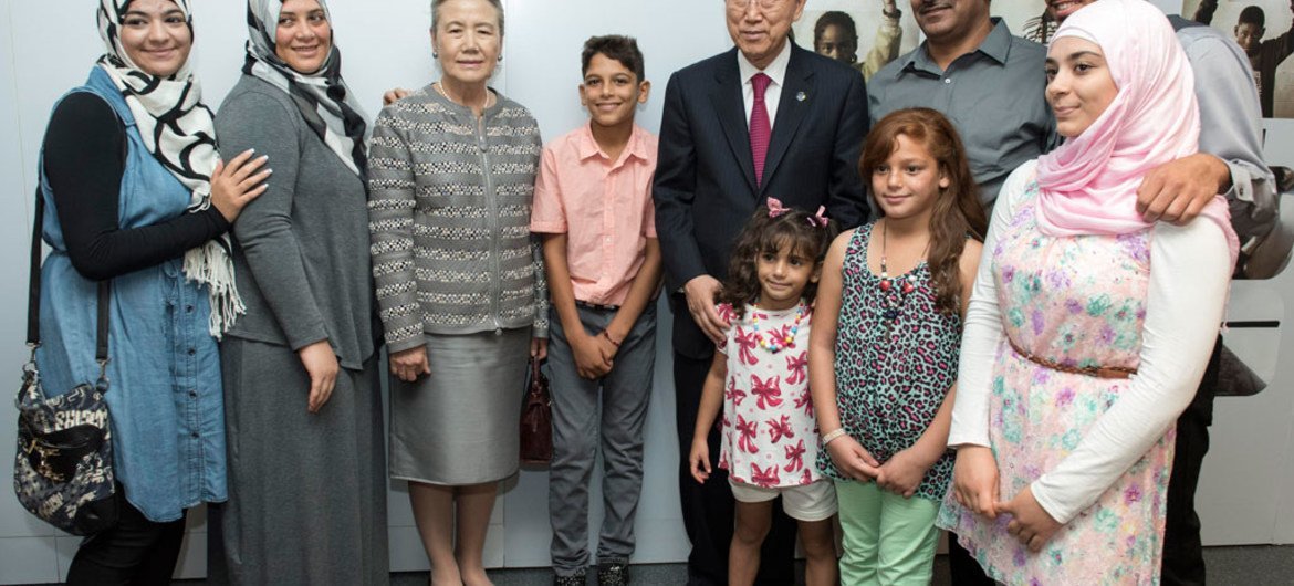 Le Secrétaire général de l'ONU, Ban Ki-moon, et Madame Ban participent à un événement sur la réinstallation de réfugiés avec l'Association des Nations Unies aux Etats-Unis, le Comité international de secours et la Fondation Annenberg au siège de cette dernière, à Los Angeles. Photo ONU/Mark Garten