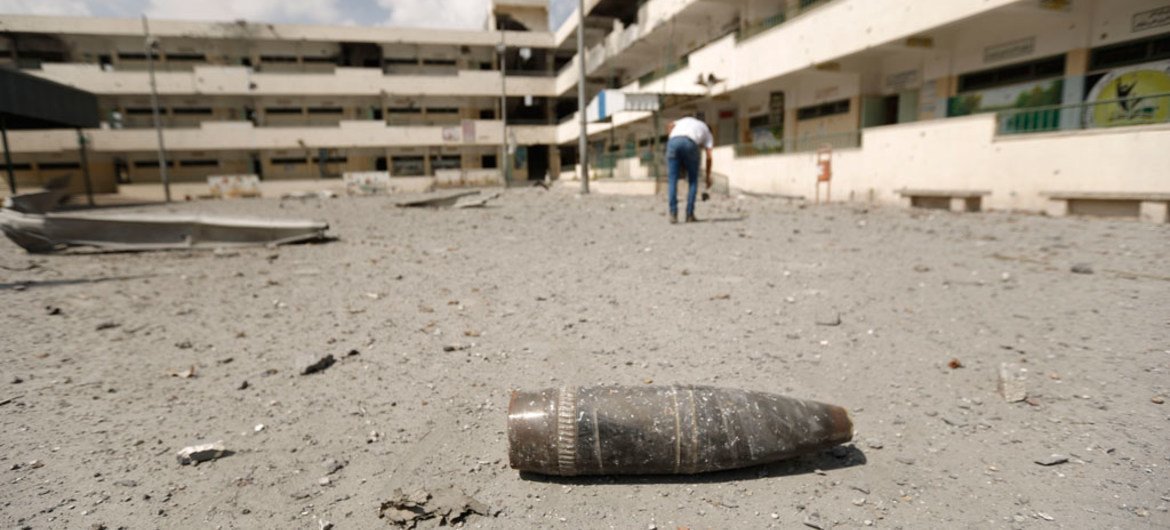 Un reste de munition dans la cour d'une école dans le quartier de Sheja'eyya, à Gaza ville. Photo UNICEF/Eyad El Baba