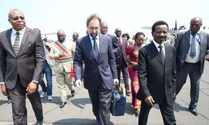 Le Haut-Commissaire des Nations Unies aux droits de l'homme, Zeid Ra’ad Al Hussein (centre), lors de sa visite en République démocratique du Congo en juillet 2016.