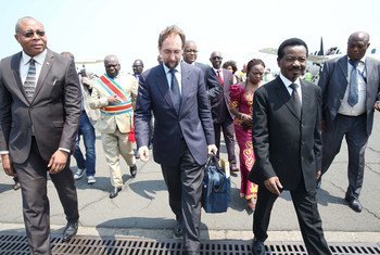 Le Haut-Commissaire des Nations Unies aux droits de l'homme, Zeid Ra’ad Al Hussein (centre), lors de sa visite en République démocratique du Congo en juillet 2016.