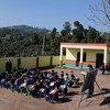 أطفال يحضرون الصف في الخارج في مدرسة حكومية للمراحل المتوسطة، منطقة راجوري، جامو وكشمير، الهند.