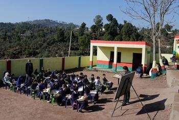 在印控查谟和克什米尔的拉杰里区，孩子们在公立中学露天上课（资料照片）。