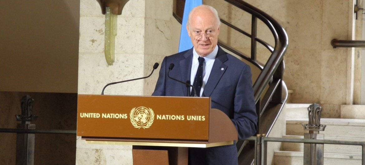 Staffan de Mistura, Envoyé spécial de l'ONU pour la Syrie, briefe la presse au Palais des Nations à Genève. Photo ONU