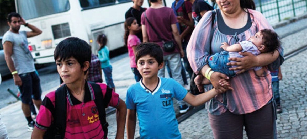 أم وأطفالها يصلون إلى محطة القطار  بعد إطلاق سراحهم من معسكر الاعتقال في سيجد، هنغاريا. المصدر: مفوضية الأمم المتحدة لشؤون اللاجئين / أ. ماكونيل