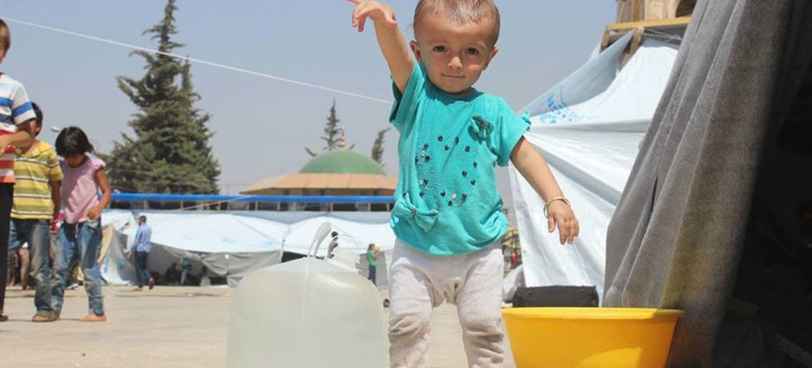 叙利亚阿勒颇一名流离失所儿童站在帐篷门口。儿基会图片/ Syria/Khuder Al-Issa