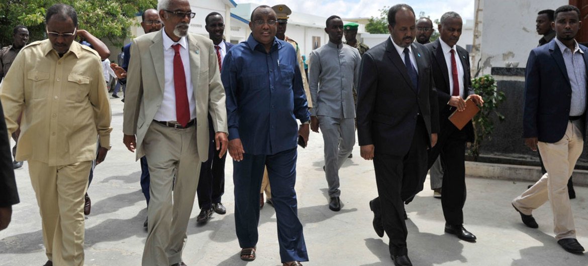 قادة اتحاديون وإقليميون في الصومال في ختام منتدى القيادات الوطنية الصومالية الذي عقد في مقديشو في 12 نيسان عام 2016، والذي تناول العملية الانتخابية، من بين قضايا أخرى. المصدر: الأمم المتحدة / عمر عبدي