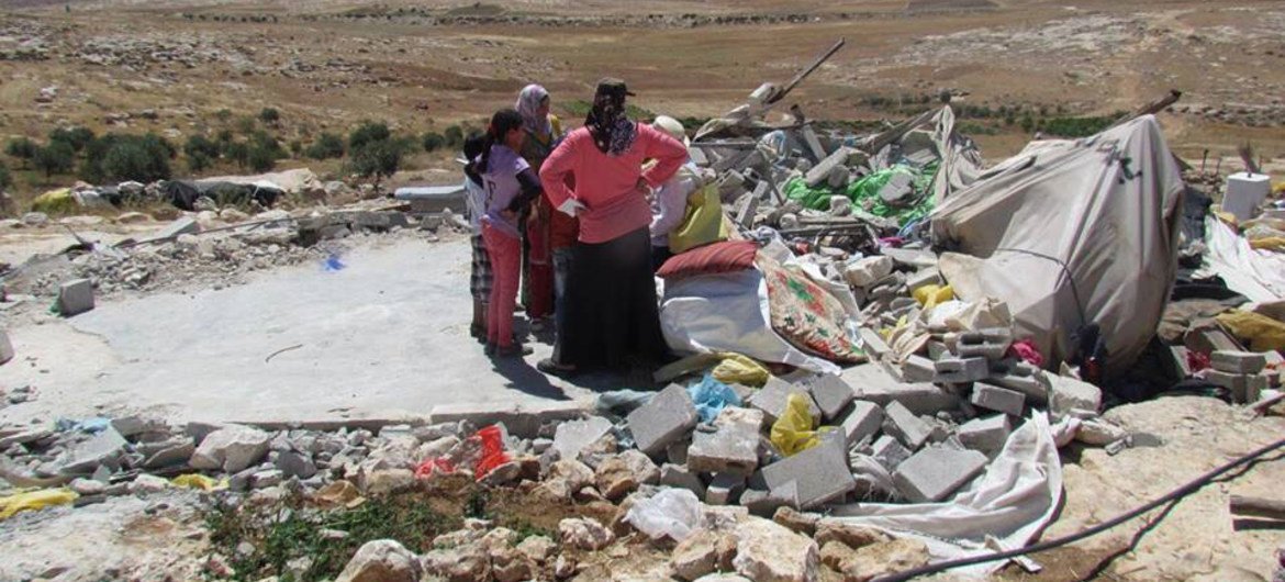 Des Palestiniens devant leurs maisons détruites par les forces israéliennes à Susiya, au sud d'Hébron, dans le territoire palestinien occupé. Photo OCHA