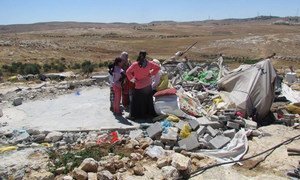 Des Palestiniens devant leurs maisons détruites par les forces israéliennes à Susiya, au sud d'Hébron, dans le territoire palestinien occupé. Photo OCHA