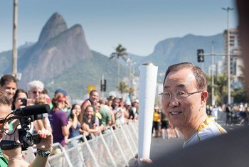 Secretary-General Ban Ki-moon takes part in the Olympic torch relay ahead of the opening ceremony of the 2016 Summer Olympic Games in Rio de Janeiro, Brazil. 5 August 2016.