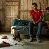 Un adolescente hondureño con su hermano de 6 años en su casa en Omoa. Foto de archivo: UNICEF/Adriana Zehbrauskas