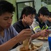 Menores migrantes almuerzan en el albergue, Nuestras Raíces, en Guatemala, tras ser deportados de México. Foto: UNICEF / Daniele Volpe