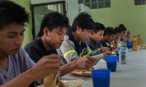 Des adolescents migrants déjeunent dans un refuge au Guatemala après avoir été déportés du Mexique. Photo UNICEF/Daniele Volpe