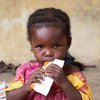 طفلة في مخيم للنازحين في ضواحي مايدوجوري، نيجيريا. المصدر: برنامج الأغذية العالمي / سيمون بيير ديوف