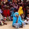 Tras huir de la violencia de Boko Haram, un grupo de personas espera a recibir ayuda en un punto de distribución establecido por el Programa Mundial de Alimentos y el Gobierno de Nigeria. Foto: OMA/Simon Pierre Diouf