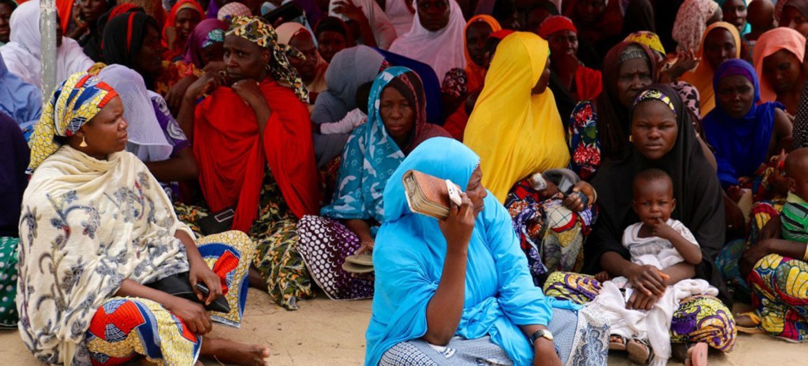 Tras huir de la violencia de Boko Haram, un grupo de personas espera a recibir ayuda en un punto de distribución establecido por el Programa Mundial de Alimentos y el Gobierno de Nigeria. Foto: OMA/Simon Pierre Diouf