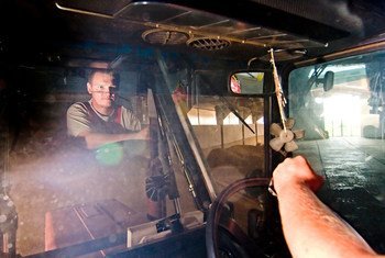 Молодой  тракторист на уборке  зерна в  Венгрии