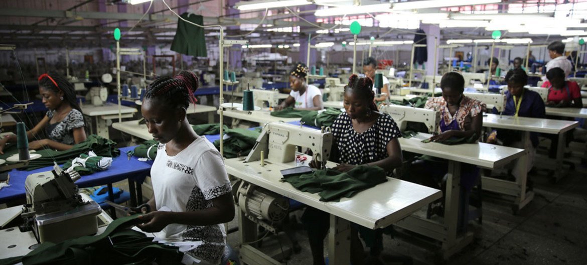 青年工人在加纳的服装厂工作场景。世界银行/Dominic Chavez