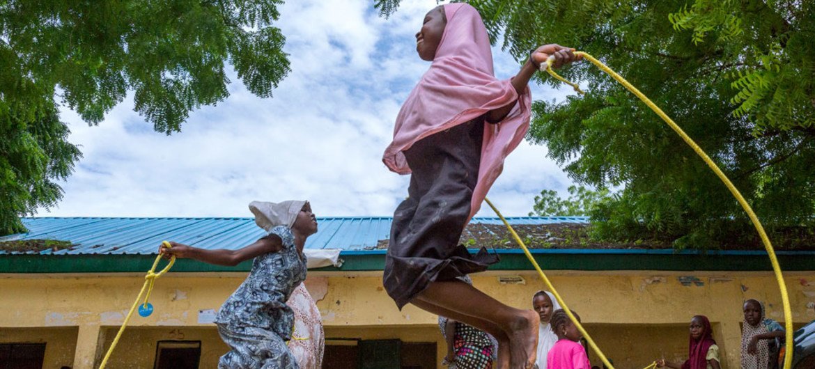在尼日利亚东北部，一些儿童正在跳绳，这样的娱乐活动有利于他们从“博科圣地”恐怖组织制造的创伤中恢复。儿基会图片/Andrew Esiebo
