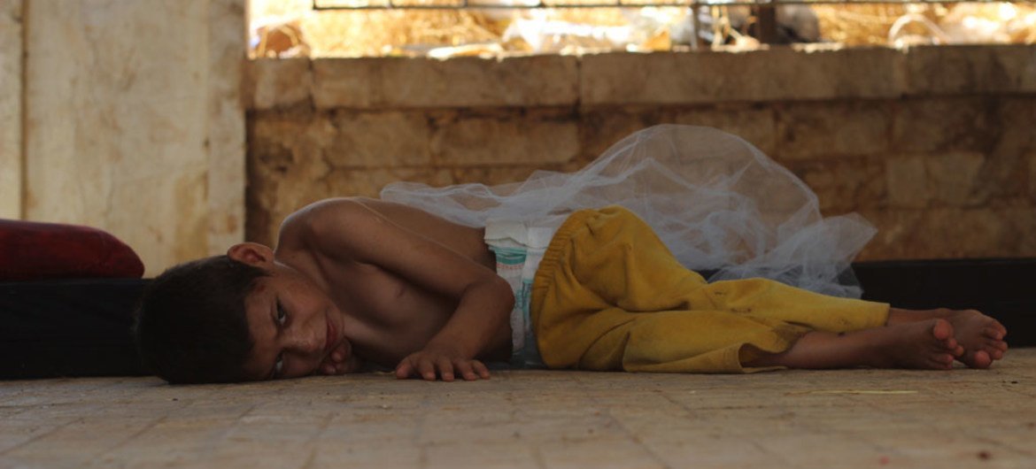 طفلة سورية تعاني من ضمور العضلات وبحاجة إلى رعاية طبية خاصة، تعيش الآن في الشوارع، بعد فرارها مع عائلتها في حي 1070. المصدر: اليونيسف / خضر العيسى