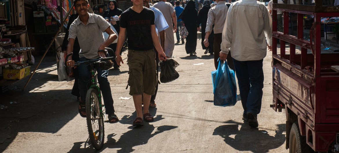 Street scene and market in Gaza City.