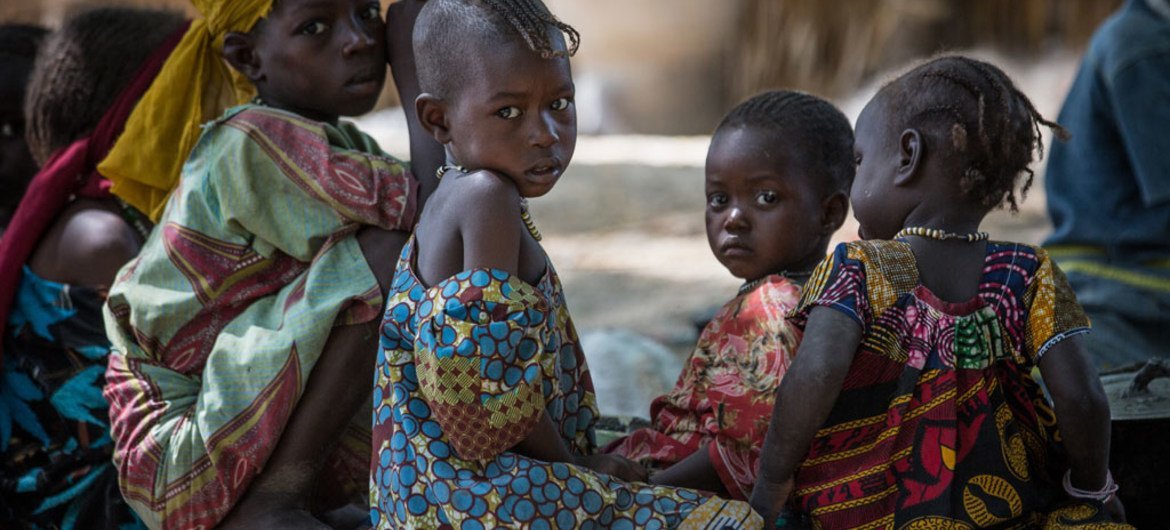 Bada, Kako, âgés de 3 ans, et d'autres enfants déplacés dans le village de Tagal, dans la région du Lac Tchad, au Tchad.