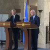联合国叙利亚问题特使德米斯图拉和其顾问埃格兰在日内瓦向记者发表谈话。联合国图片